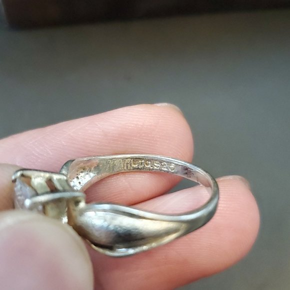 Size 8 925 Sterling Silver Cubic Zirconia Textured Sides Ring - Picture 5 of 8